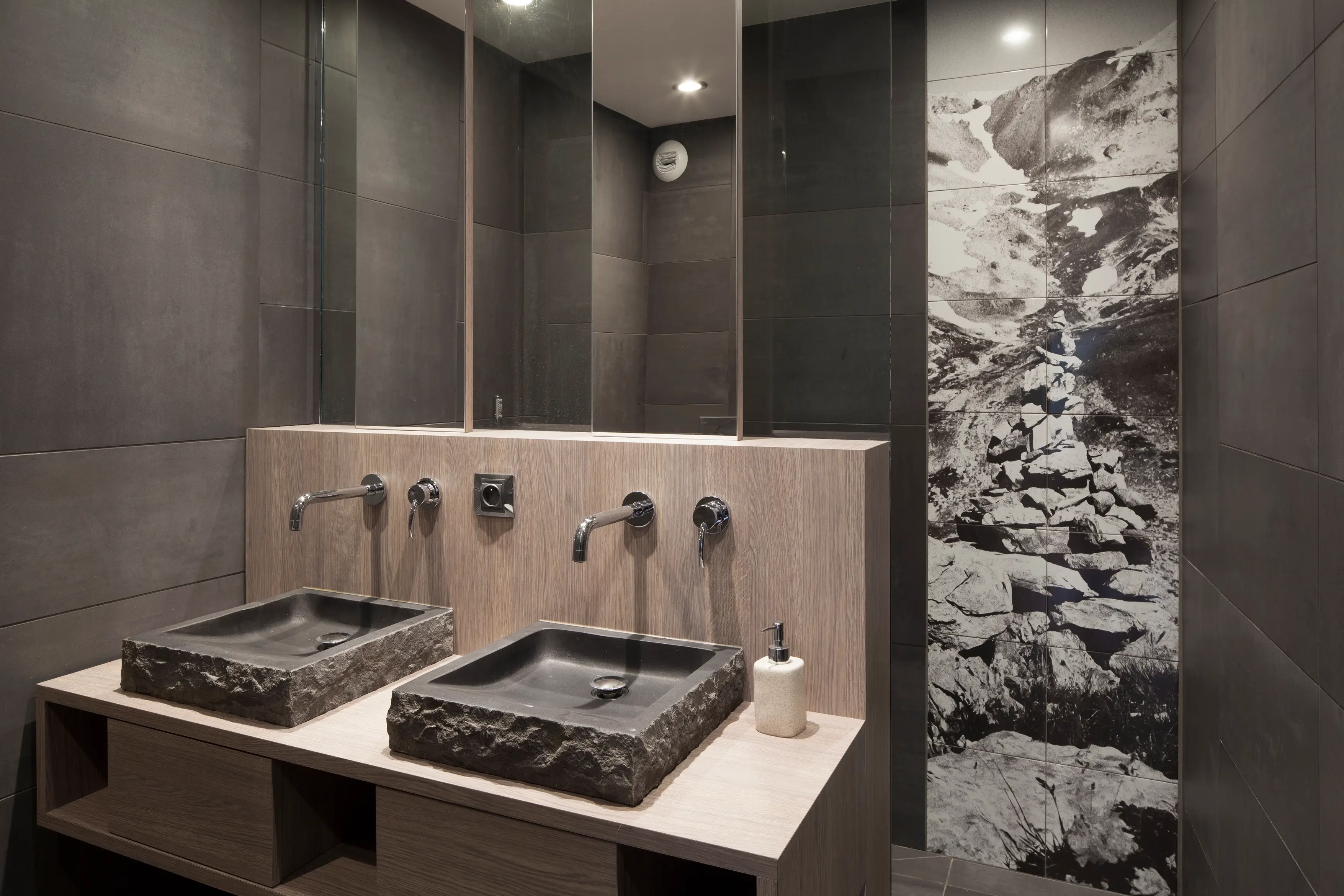 Chalet Montaska à Plagne 1800, façade enneigée avec jacuzzi extérieur