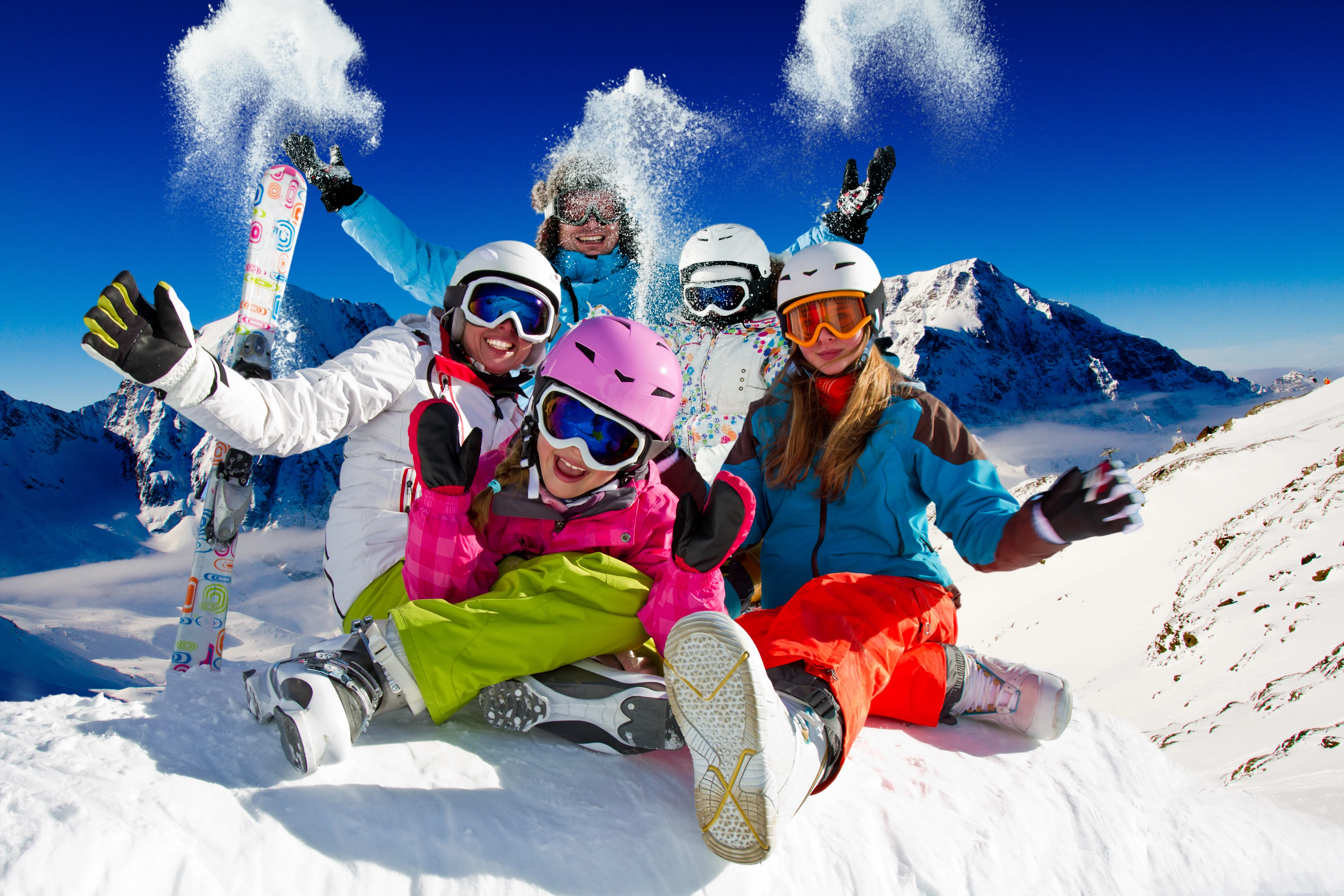 Famille devant un chalet à La Plagne